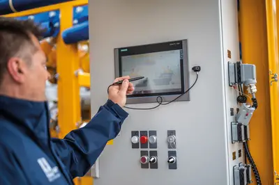 Die komplette Anlage kann im Master-Slave-Operation-Modus auch von nur einem Screen aus betrieben werden.