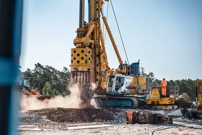 Pile by pile: The 30-meter-deep main excavation pit is enclosed using the Kelly drilling method.